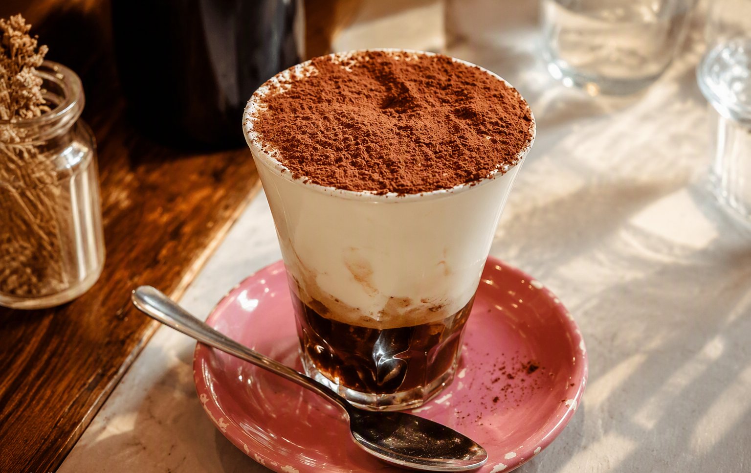 Tiramisù al bicchiere con cacao